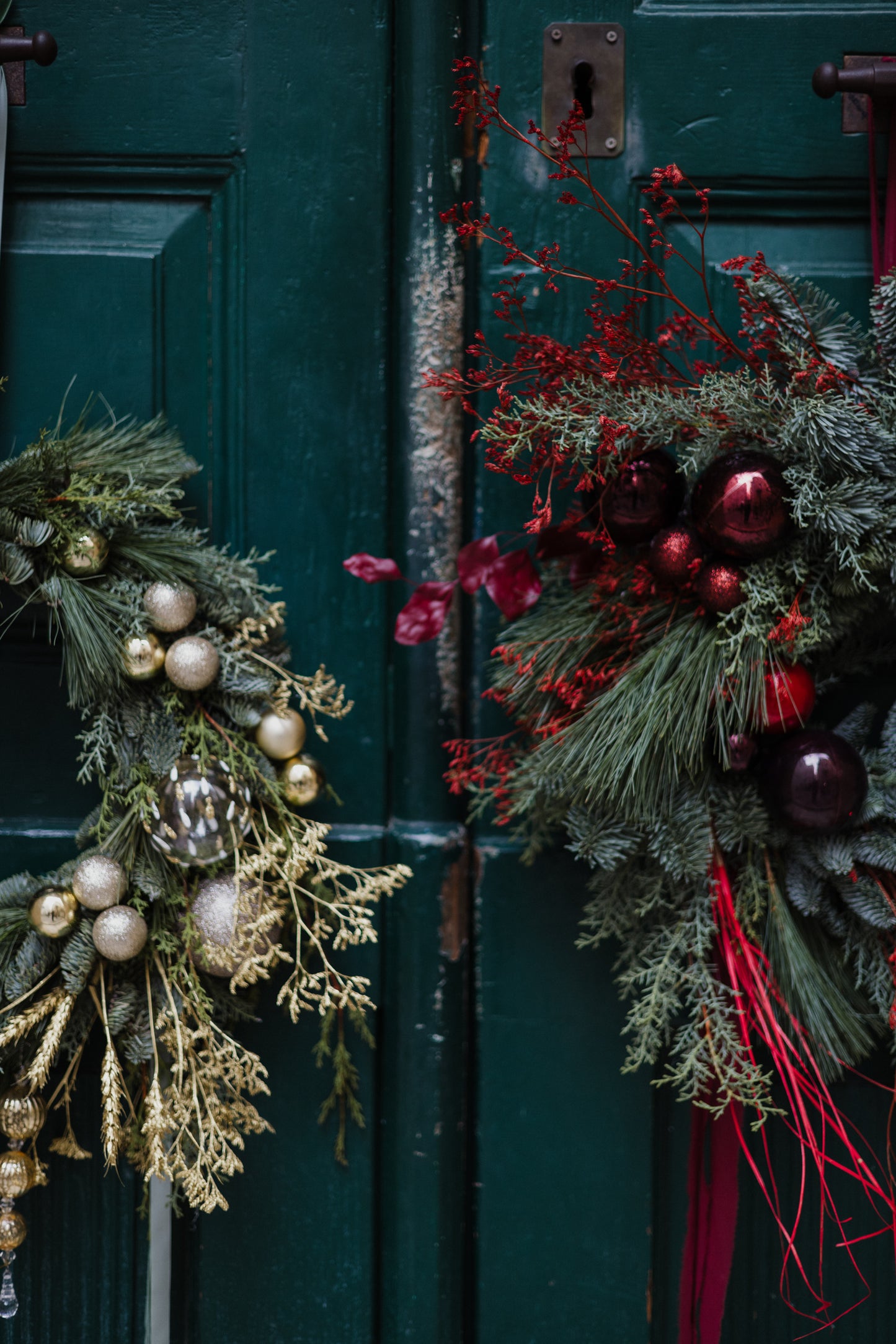 WREATH OF EVERGREEN PLANTS WITH GOLDEN DETAILS