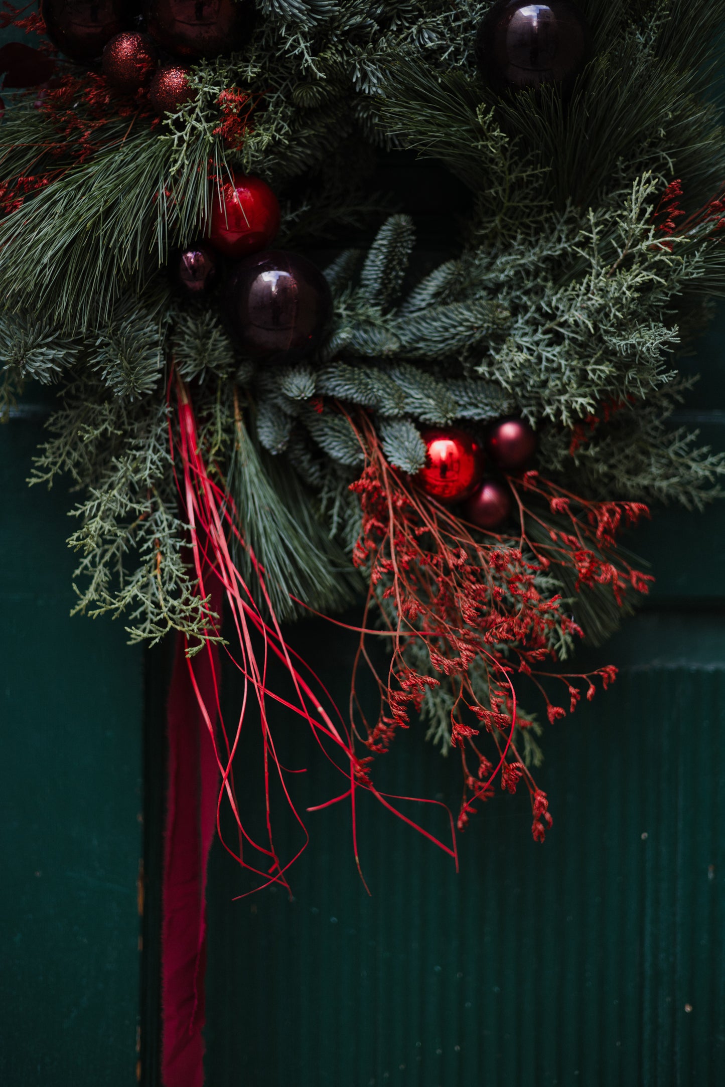 EVERGREEN WREATH WITH RED DETAILS - CHRISTMAS DECORATION