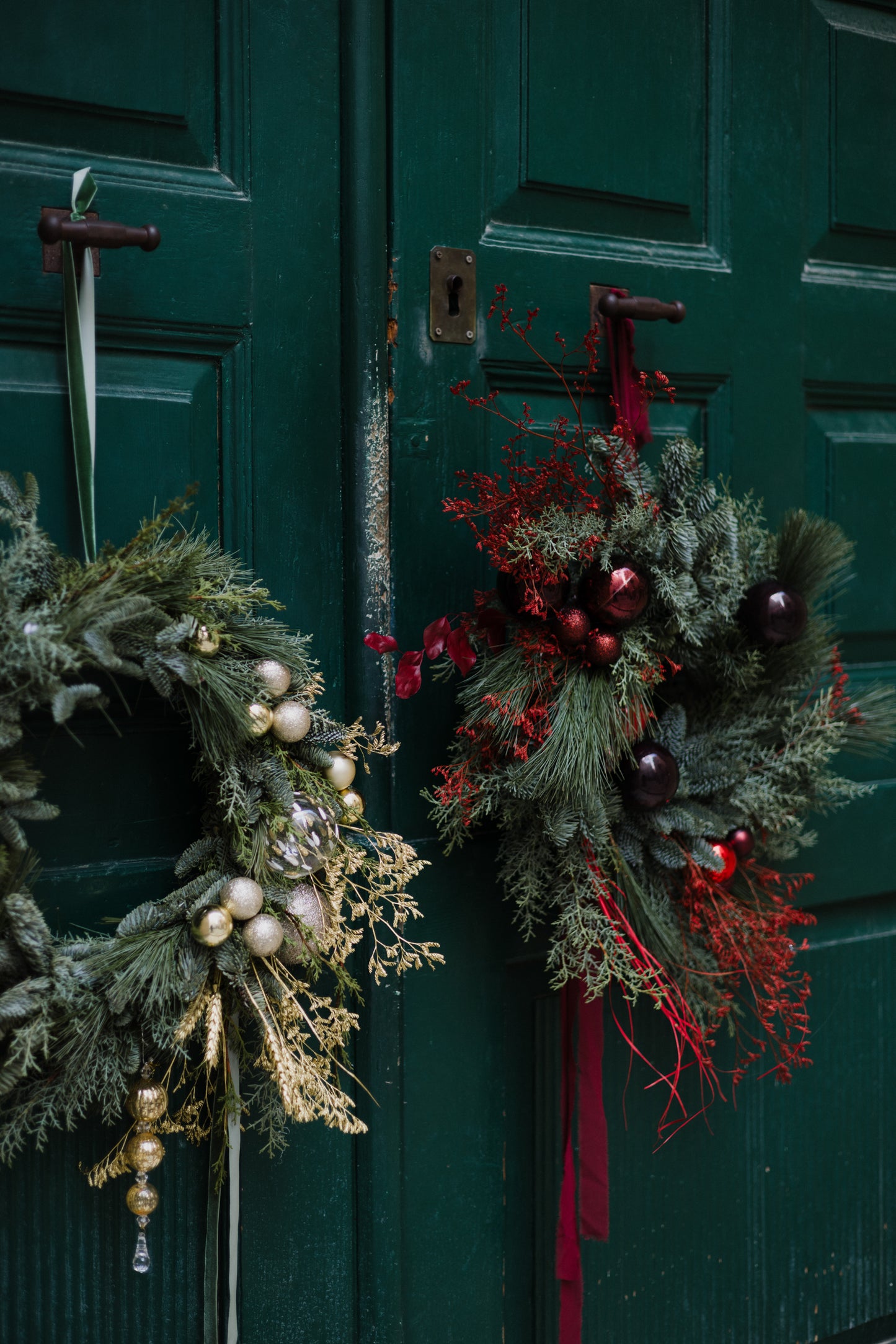 WREATH OF EVERGREEN PLANTS WITH GOLDEN DETAILS